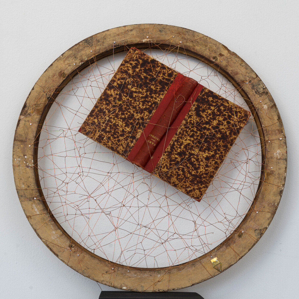GEORGE SAND / cornice dorata, libro, filo rame / 47x4 cm