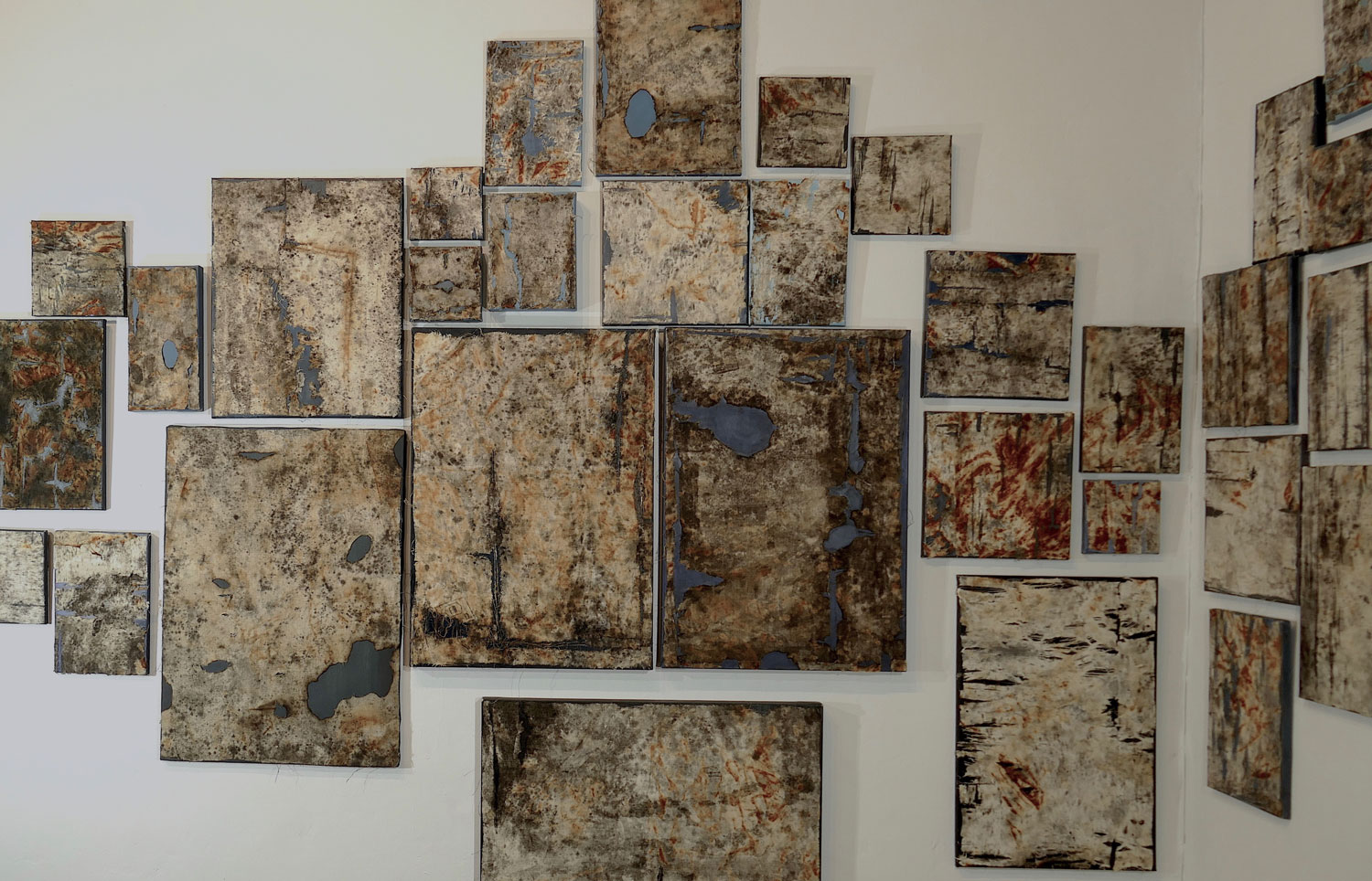 CRONOS MOSAICO, 2015 /
lino, acrilico, ruggine, tela, elementi naturali, su telaio /
un sistema di tessere di varie misure composte a schema libero, dimensione ambientale / ph. Peppe De Gregori